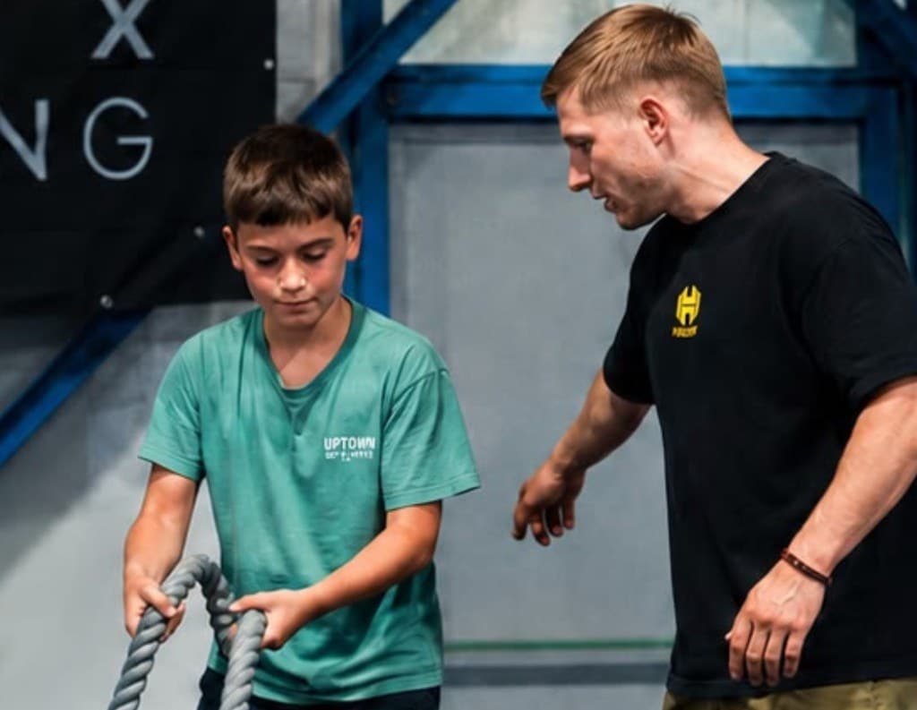 Cours sport ados Le Hangar Training Escalquens - adolescent entraînement cordes ondulatoires encadré par un coach